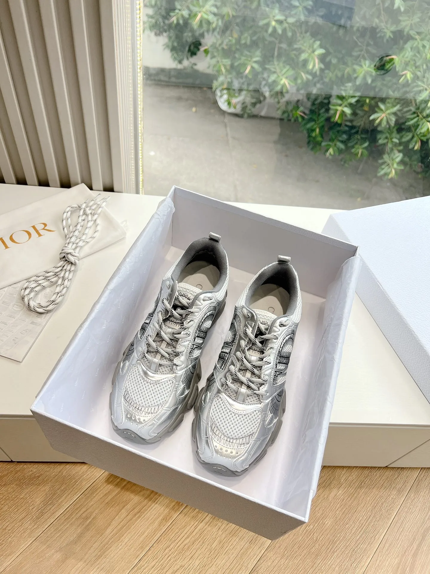 👟👟Ex-factory price 640👟👟 (Top version) Dior Chrono series sports shoes Purchased and developed in Taikoo Hui for RMB 18,200. This Dior chrono sports shoe continues the timeless silhouette and is carefully made of mesh, so it will be particularly comfortable on the feet. It is decorated with CD special craftsmanship logo to enhance the style. The lightweight style is matched with the "Christian Dior" logo thin sole, suitable for all seasons, and can be matched with all kinds of casual looks to add a finishing touch. Classic and super durable. Upper: cowhide stitching. Original molded outsole. Size: 35-41. Full set of counter synchronized gift box 💝 packaging